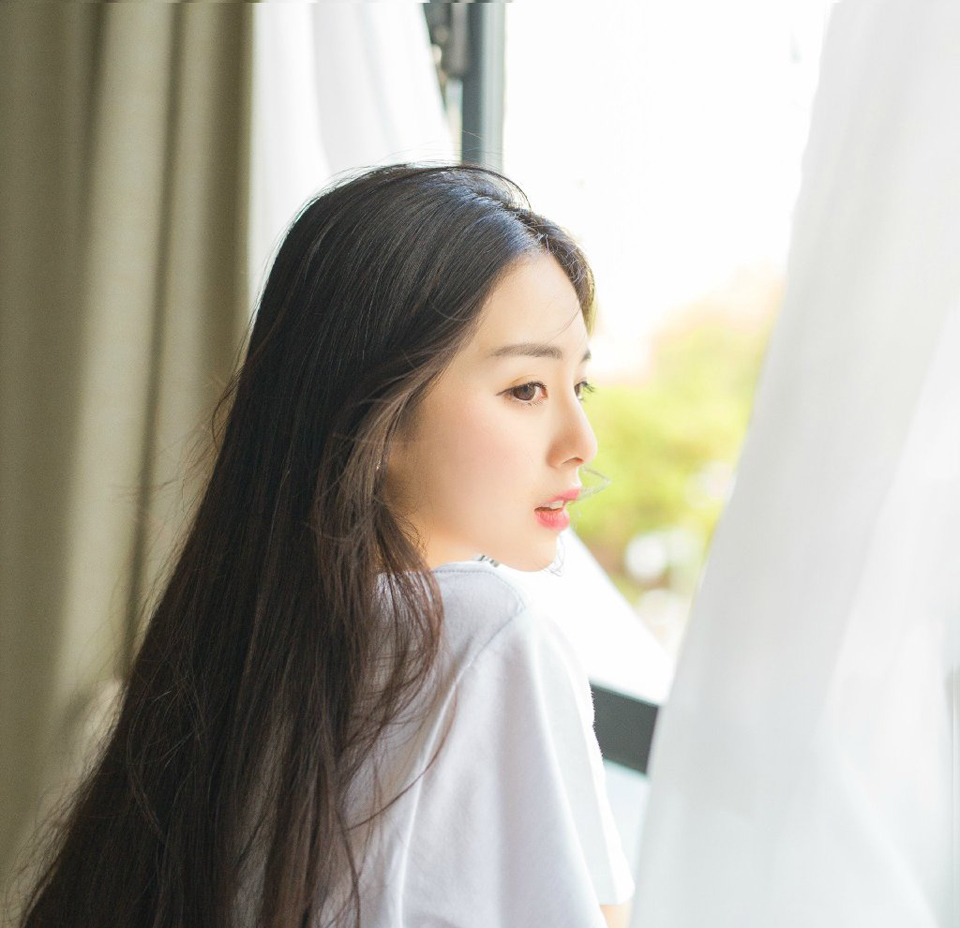 毕竟相比起来，虽然打下中原，会同时跟江东、荆州接壤，两面乃至三面受敌，但如果吕布先取荆州的话，便要随时面临被曹操切断后路的危险，至于蜀中，虽然对于刘璋曹操不怎么看得上眼，不过蜀中的地势太好了，粮道艰难，注定吕布无法投入大兵力去征讨，而且沿途上还有重重关隘。